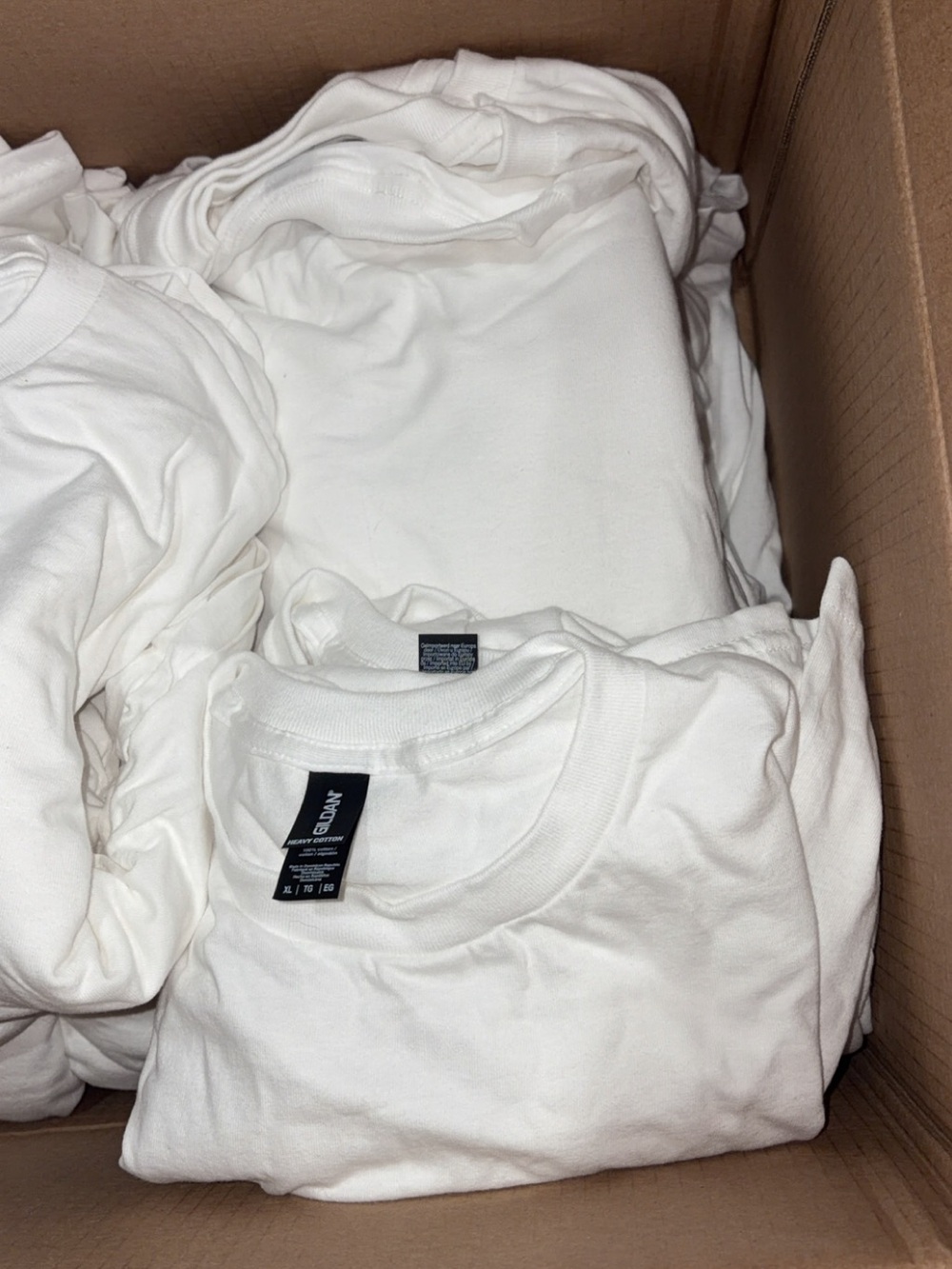 11 Gildan size XL plain tshirts